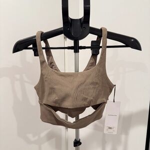 ALO YOGA Slit Bra (Gravel) - SIZE L